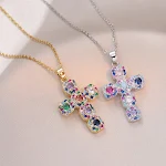 Colar com pingente de cruz de diamante total com zircônia colorida, perfeito para adicionar brilho e elegância ao seu visual. — foto 1