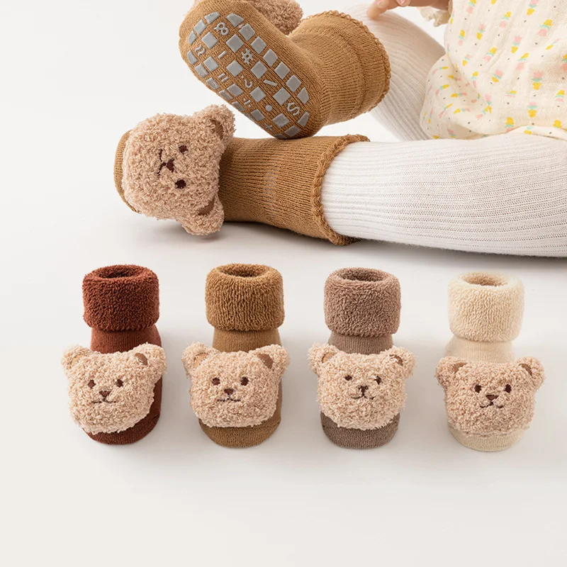 Meias de bebê Terry Plus Velvet grossas, antiderrapantes e cano médio. Conforto e segurança para os pezinhos do seu bebê no inverno. — foto 7