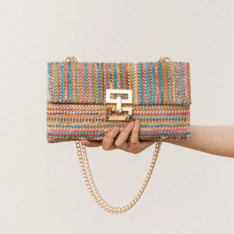 Bolsa feminina de palha estilo férias com vários compartimentos, aba com corrente e fecho de parafuso, ideal para passeios e viagens. — foto 12