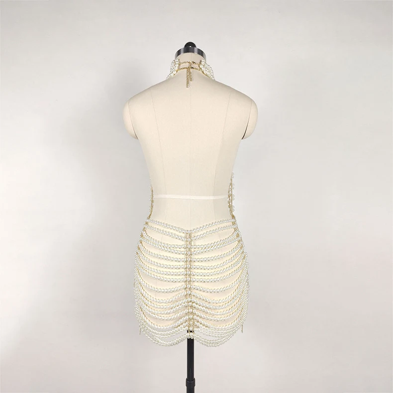 Vestido feminino com costas nuas e pérolas, vazado. Ideal para moda festa, realça a beleza feminina com estilo e sofisticação. — foto 8