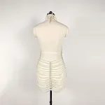 Vestido feminino com costas nuas e pérolas, vazado. Ideal para moda festa, realça a beleza feminina com estilo e sofisticação. — foto 8