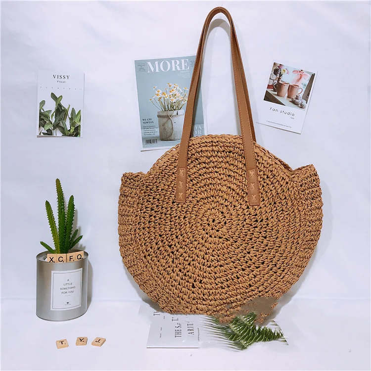 Bolsa de palha com uma alça, tecida e perfeita para praia ou cidade. Leve, espaçosa e charmosa para um visual casual e moderno. — foto 3
