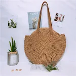 Bolsa de palha com uma alça, tecida e perfeita para praia ou cidade. Leve, espaçosa e charmosa para um visual casual e moderno. — foto 3