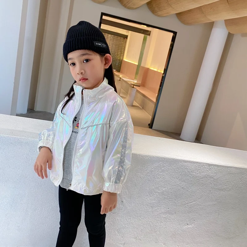 Jaqueta brilhante infantil ideal para festas e eventos especiais. Mantenha seu filho aquecido com estilo e brilho, perfeita para um visual moderno e marcante. — foto 1