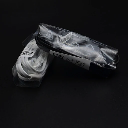Title 4, Wired In-Ear Audio Earphone with Mic. Experienc...
