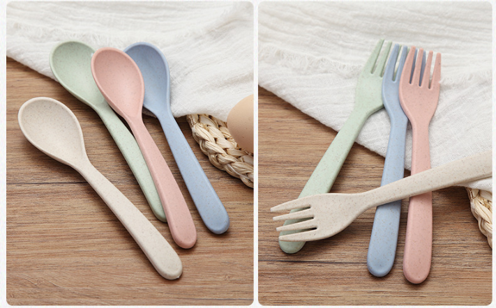 Title 4, Straw childrens table set of 4 perfect for pla...