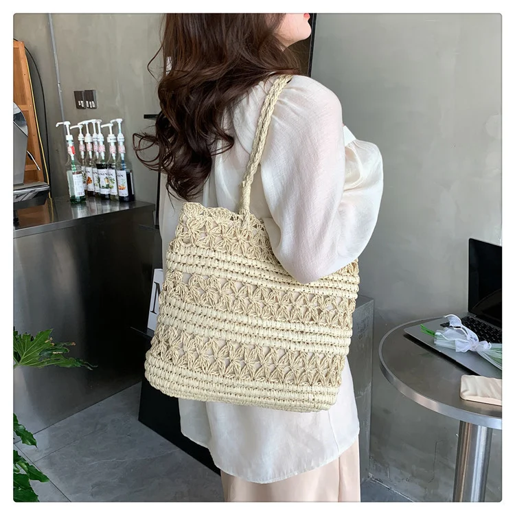 Title 13, Bolsa de ombro vazada em tecido vintage francês...