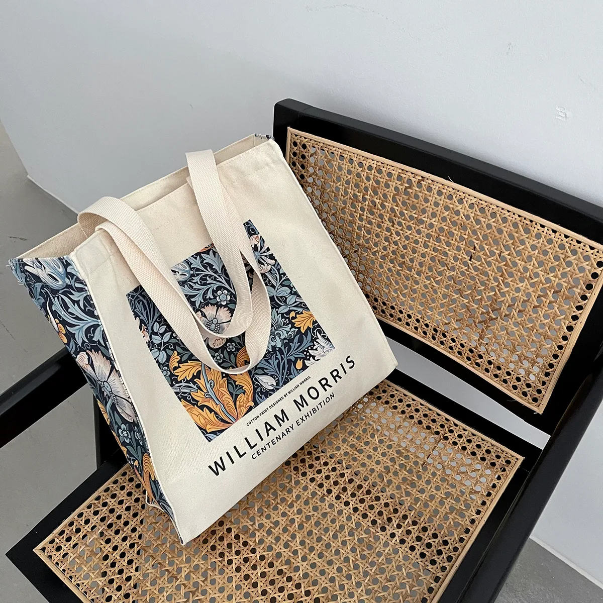 Bolsa de compras unissex vintage com estampa e alça de um ombro. Perfeita para compras com estilo, prática e confortável. — foto 7