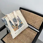 Bolsa de compras unissex vintage com estampa e alça de um ombro. Perfeita para compras com estilo, prática e confortável. — foto 7