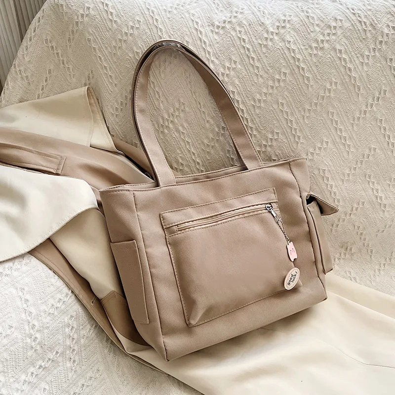 Borsa a tracolla semplice in tela, versatile e con multi tasche. Perfetta per l'uso quotidiano, offre spazio e praticità senza rinunciare allo stile. — foto 11
