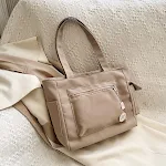Borsa a tracolla semplice in tela, versatile e con multi tasche. Perfetta per l'uso quotidiano, offre spazio e praticità senza rinunciare allo stile. — foto 11