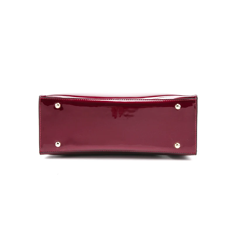 Bolsa de mão em verniz brilhante, ideal para mães. Design moderno e prático, perfeita para carregar tudo que precisa. — foto 7