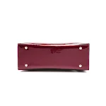 Bolsa de mão em verniz brilhante, ideal para mães. Design moderno e prático, perfeita para carregar tudo que precisa. — foto 7