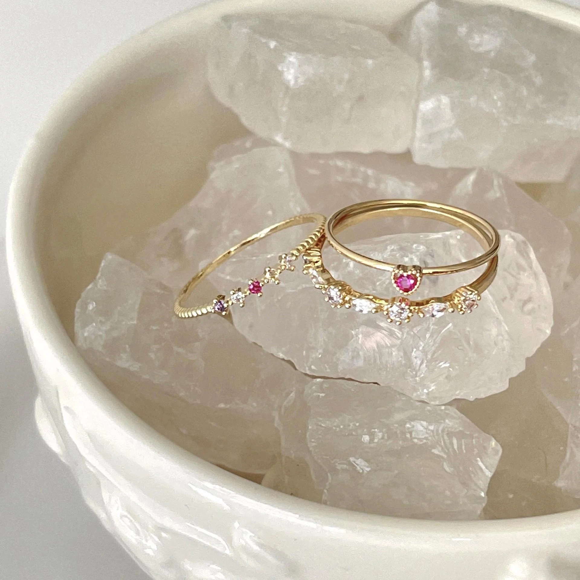 Anel de dedo indicador feminino com design especial, destacando individualidade e estilo. Acessório elegante e perfeito para diversas ocasiões. — foto 8
