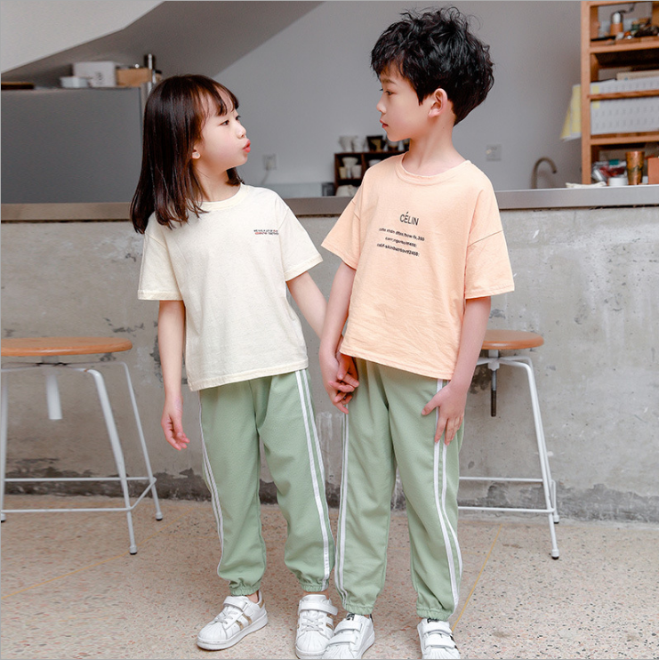 Kinderen losse ijszijde joggingbroek, ademend en lichtgewicht. Ideaal voor de zomer, comfortabel en perfect om te spelen. — foto 6