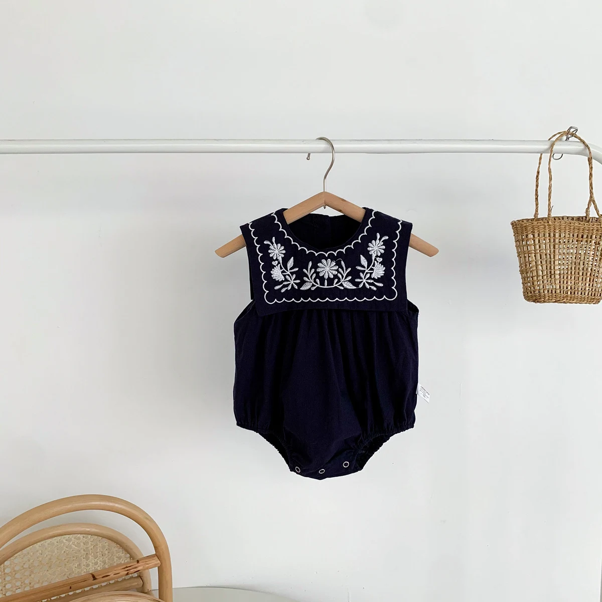 Macacão sem mangas para meninas, moda e estilo! Desfrute de conforto e elegância neste jumpsuit versátil, ideal para dias quentes e momentos de lazer. — foto 3