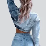 Top cropped jeans retrô com cores contrastantes, perfeito para um visual moderno e estiloso. Combine com cintura alta e arrase! Encontre o seu look ideal. — foto 2
