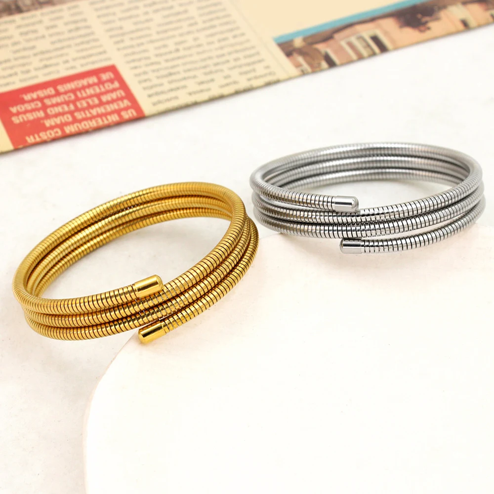 Anel Aço Inox Banhado a Ouro 18K Pulseira Mola Multicamadas. Design elegante e moderno, conforto incomparável e brilho duradouro para o seu pulso. — foto 3