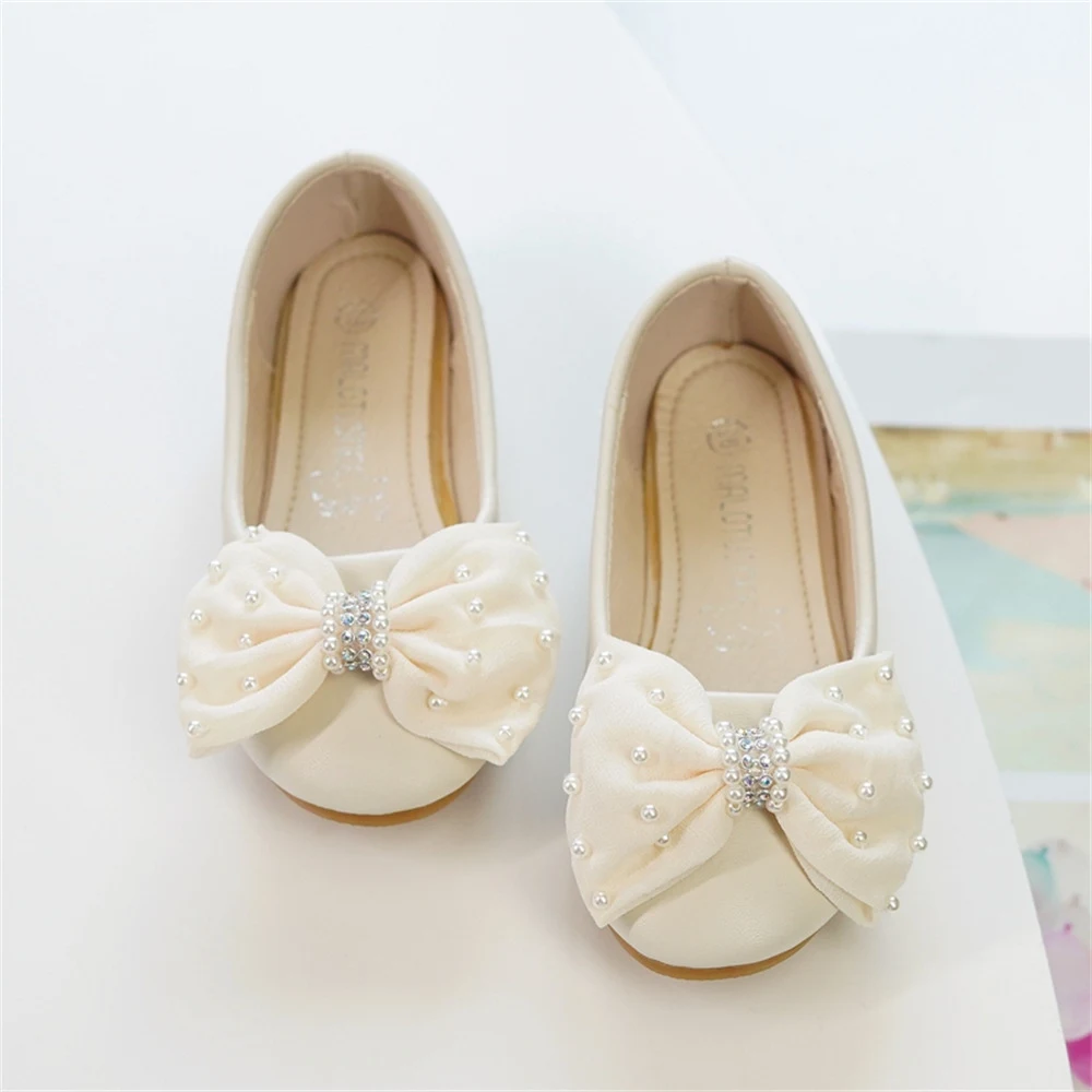 Abito da banchetto principessa con fiocco per bambina e scarpe da damigella. Perfetto per eventi speciali. Elegante e confortevole. — foto 5