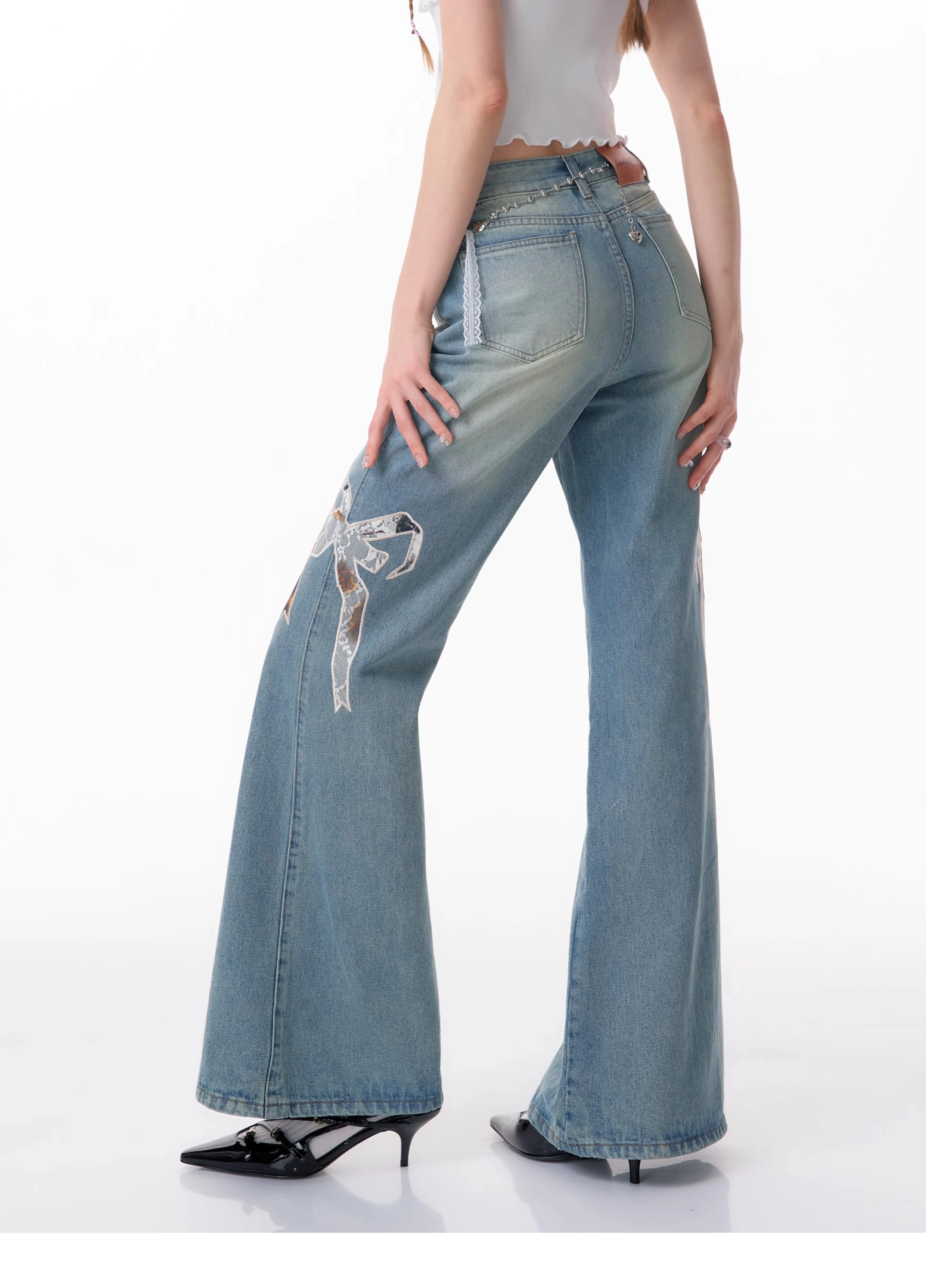Calça jeans reta de cintura alta com laço e patch, perna larga. Conforto e estilo para um visual moderno e elegante. Compre já a sua! — foto 9