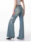 Calça jeans reta de cintura alta com laço e patch, perna larga. Conforto e estilo para um visual moderno e elegante. Compre já a sua! — foto 9