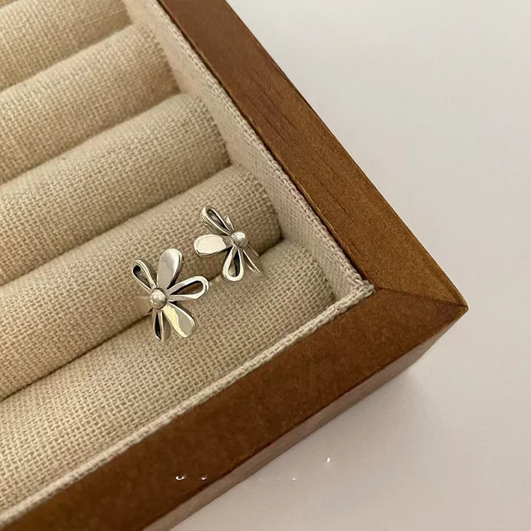 Anel de dedo indicador feminino com flor vazada e personalizado. Um acessório de moda que adiciona um toque elegante e exclusivo ao seu visual. — foto 2