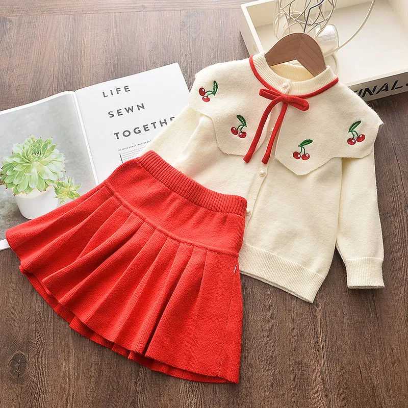 Conjunto ocidental infantil outono, cardigan de malha e saia. Roupa de duas peças para meninas, elegante e quentinha para o outono. — foto 5