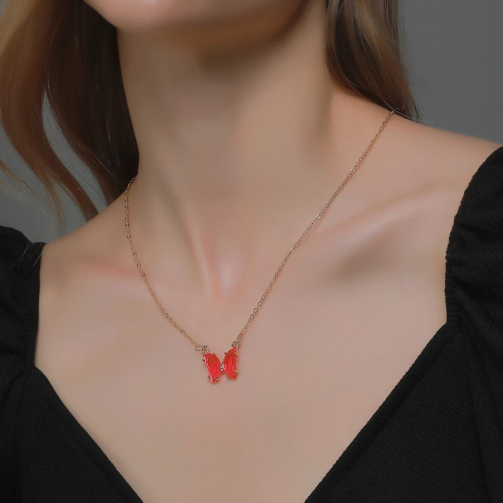 Colar de borboleta de cristal e vidro estilo celebridade da internet, um acessório elegante e moderno para mulheres que buscam um toque de brilho. — foto 10