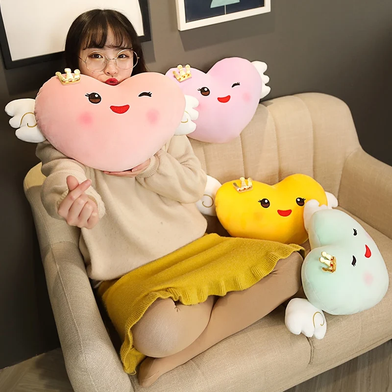 Almofada de pelúcia com asas de anjo para amor e carinho, um presente macio e aconchegante, perfeito para abraçar e decorar. — foto 1