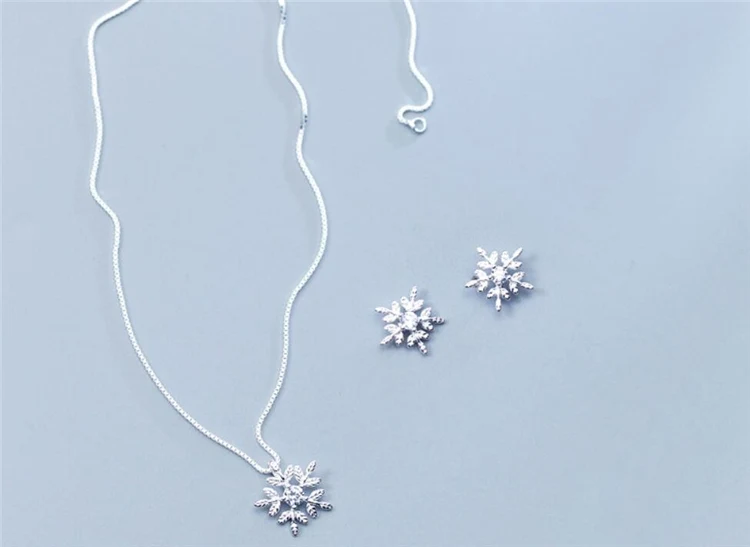 Delicado collar con pendientes de diamantes de copo de nieve pequeños. Perfecto regalo para ella, brillo sutil, ideal para uso diario y ocasiones especiales. — foto 2