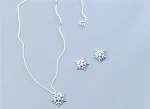 Delicado collar con pendientes de diamantes de copo de nieve pequeños. Perfecto regalo para ella, brillo sutil, ideal para uso diario y ocasiones especiales. — foto 2