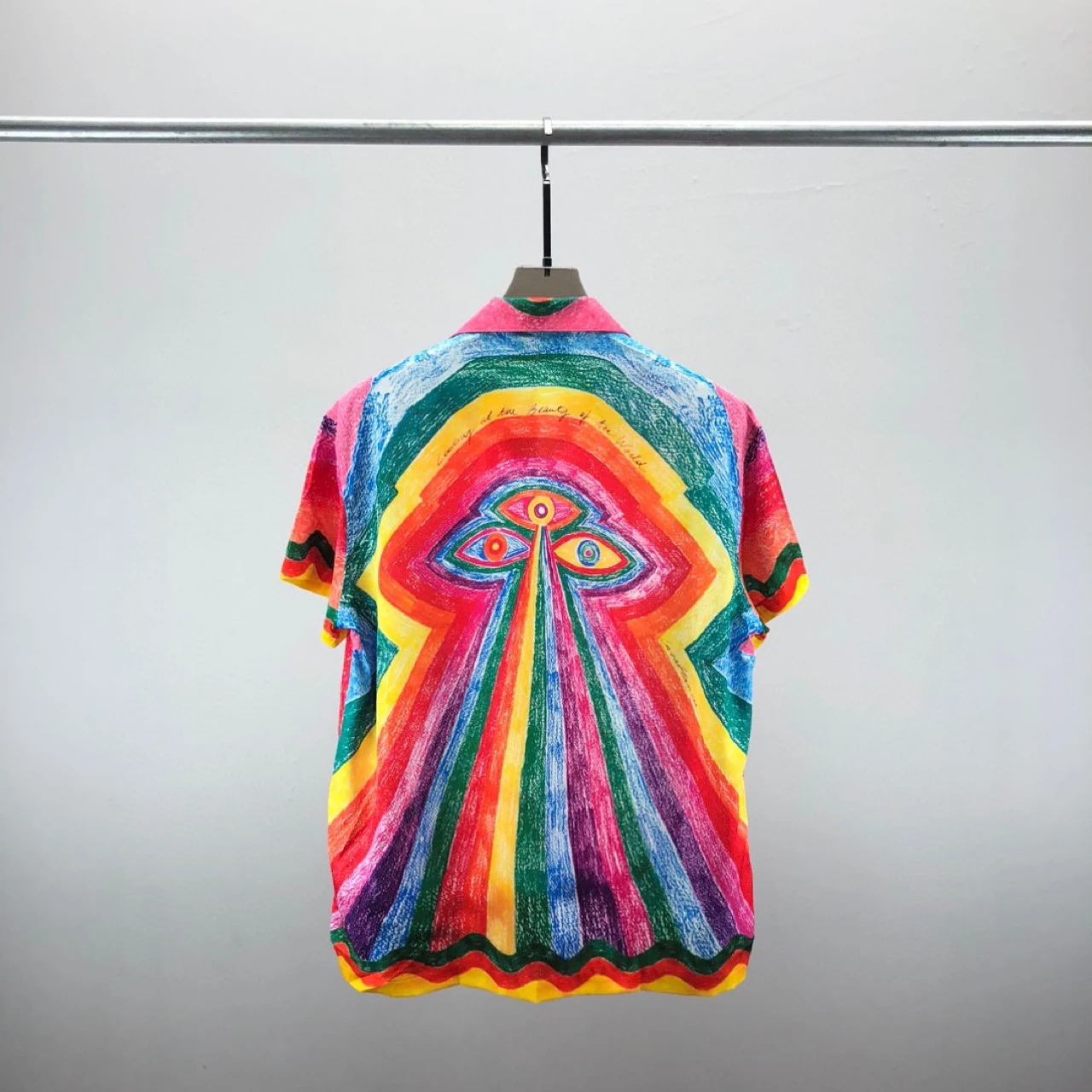 Top Casual Unissex com Estampa Colorida de Letras para Moda Feminina e Masculina. Conforto e Estilo em uma Peça Versátil para o Dia a Dia. — foto 9