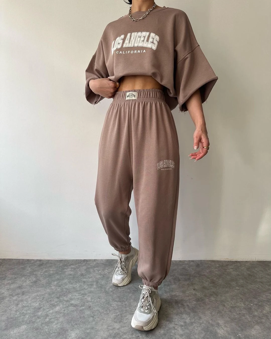 Women's printed short sleeve hoodie and trousers two-piece suit. Perfect for leisure and commute, offering comfort and s — photo 5