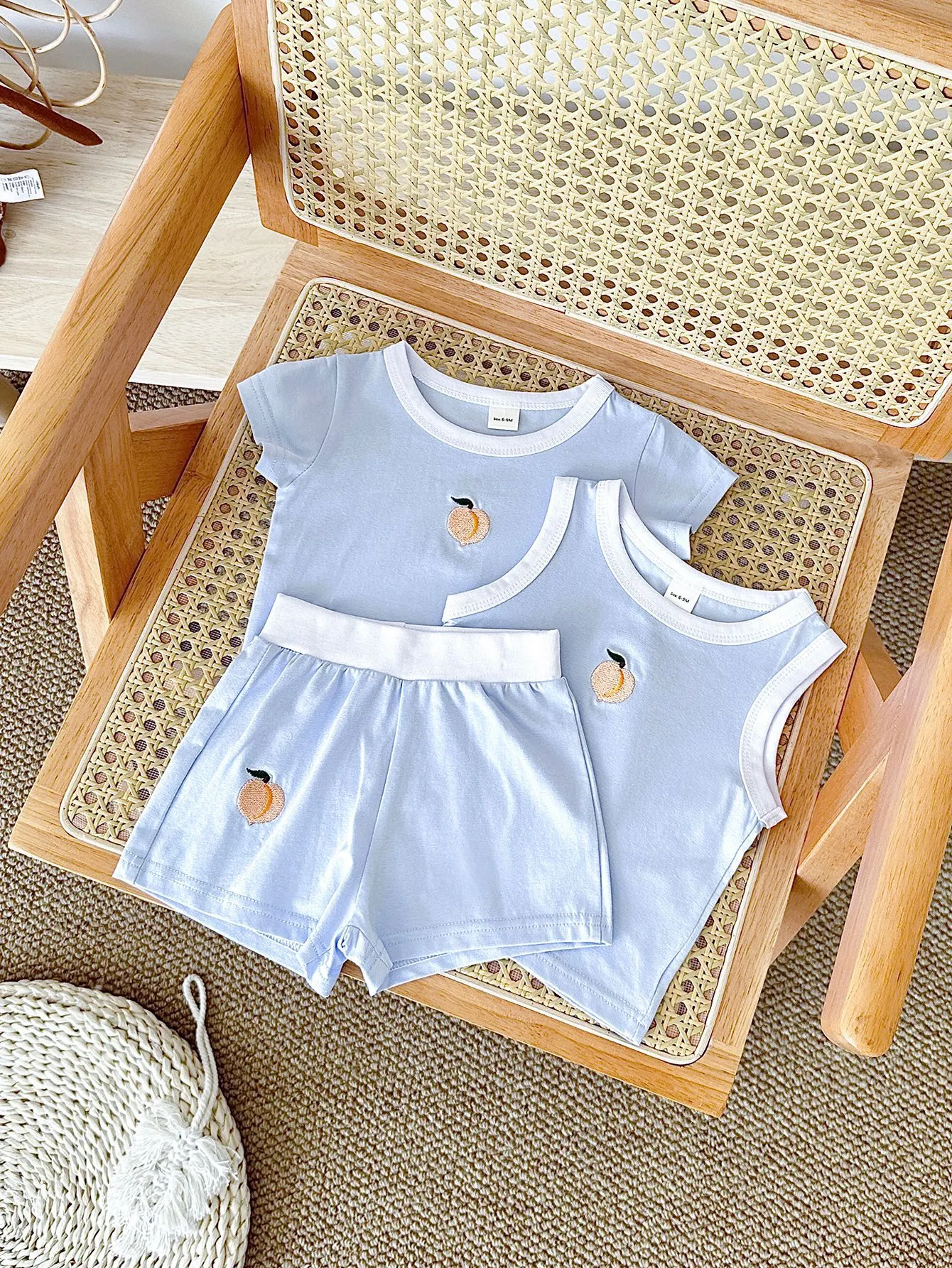 Conjunto três peças com colete casual bordado de pêssego, shorts de manga curta. Conforto e estilo para o verão, perfeito para dias ensolarados e relaxantes. — foto 9