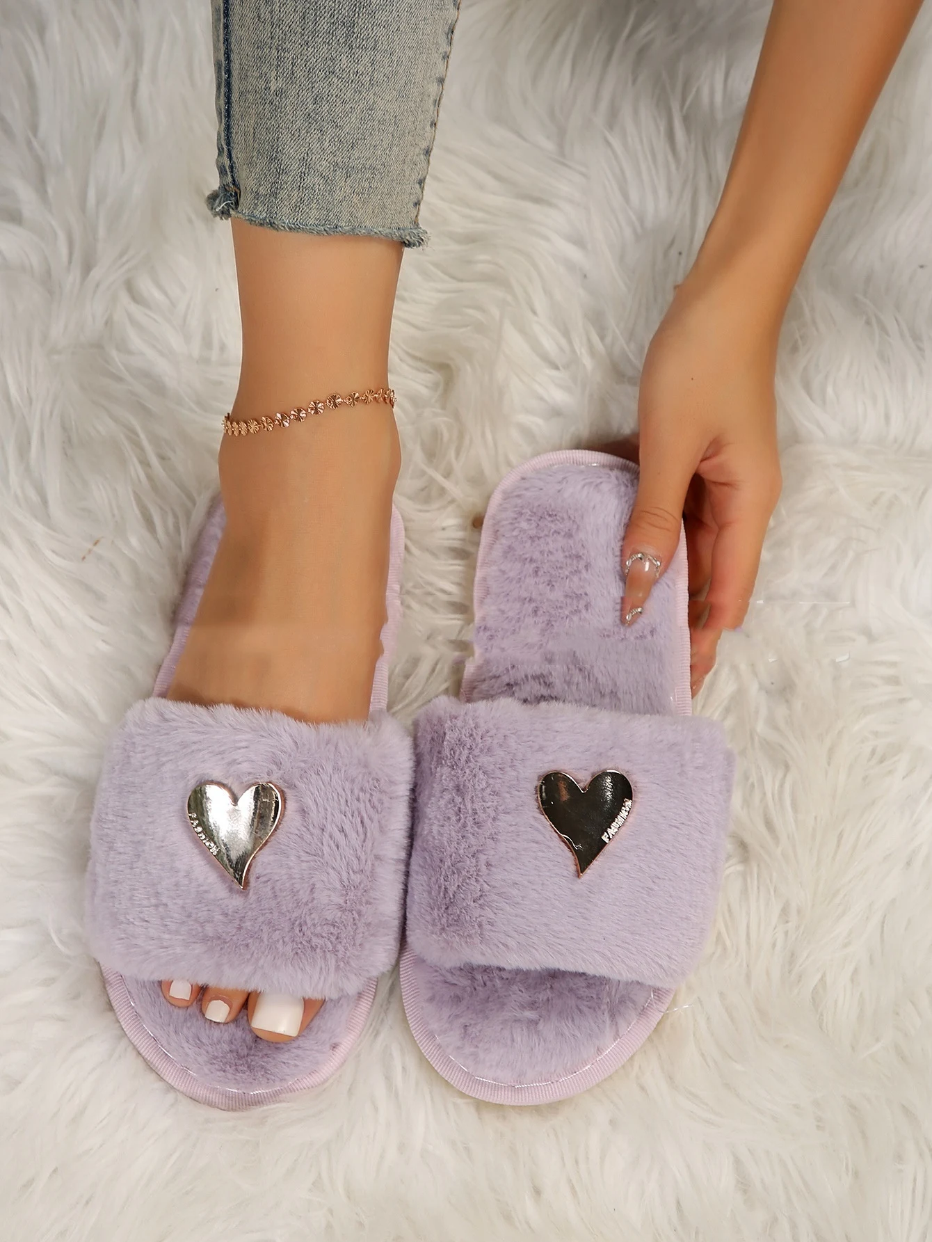 Chinelos Femininos Peludos de Inverno para Casa Conforto e Calor Sapatos de Pelúcia Fofinhos e Acolchoados Pantufas de Pelo para Ambientes Internos — foto 4