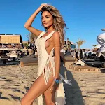 Vestido feminino justo com franjas, alças vazadas nos ombros. Design elegante e moderno para um visual sofisticado e perfeito em diversas ocasiões. — foto 5