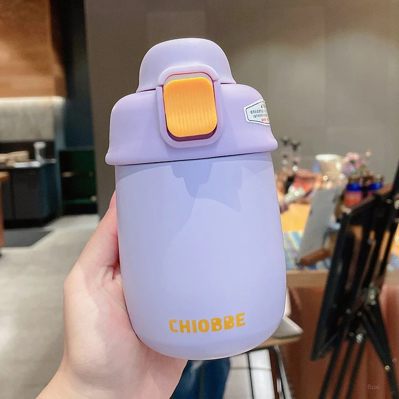 Grote waterbeker met rietje, effen kleur en grote capaciteit. Ideaal voor hydratatie onderweg, op het werk of thuis. Drink met gemak. — foto 3
