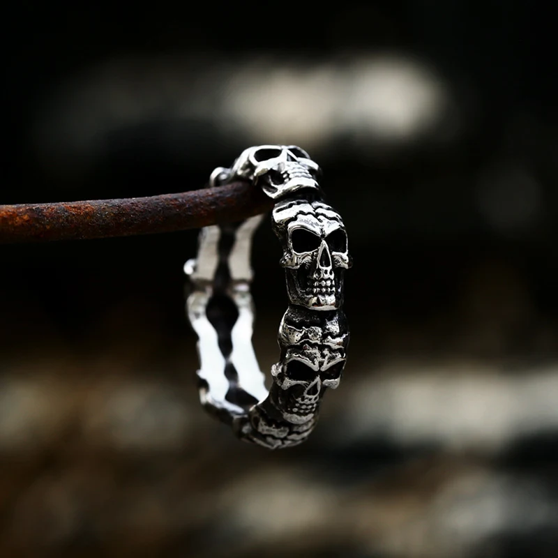 Anel de caveira vintage em aço inoxidável para homens. Ornamento duradouro e estiloso. Um acessório arrojado e resistente para o homem moderno. — foto 11