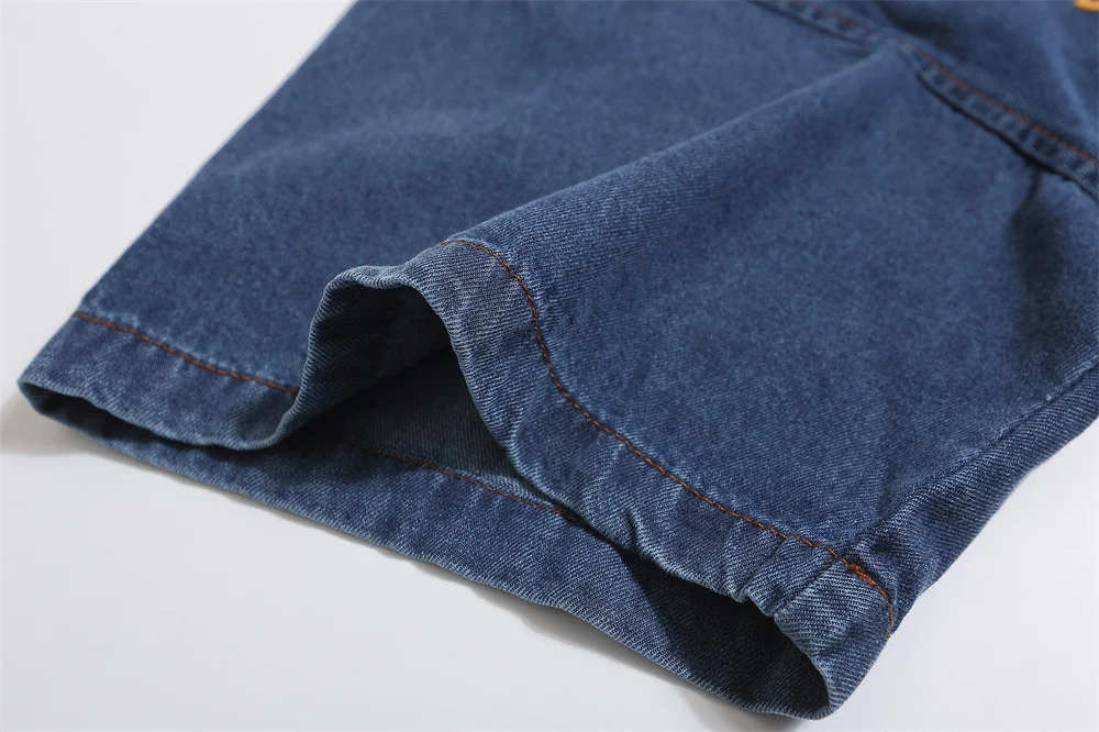 Camisa masculina de manga curta jeans com gato bordado. Conforto do denim e charme felino para um estilo casual e moderno, ideal para o dia a dia. — foto 5