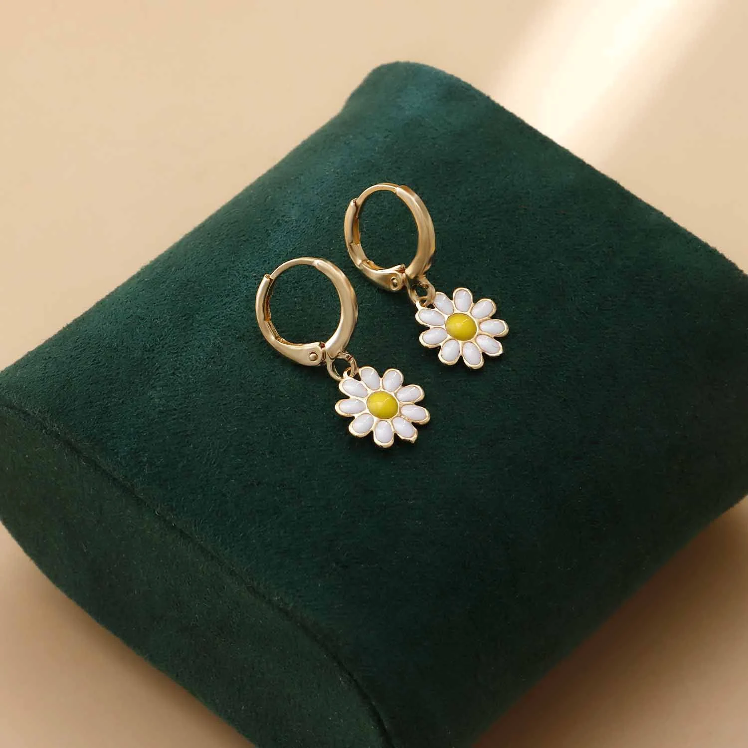 Brincos de flores pequenas e adoráveis para um toque floral charmoso. Adicione elegância ao seu visual diário com estes brincos. — foto 2