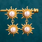Brincos SUNFLOWER com pérolas e banho de ouro real, e colar. Um conjunto perfeito para adicionar sofisticação e brilho ao seu visual. — foto 2