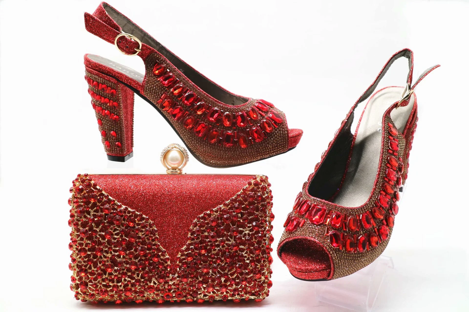 Bolsa de strass grande com sapatos para casamento, diagonal e fashion. O acessório perfeito para brilhar em eventos especiais. — foto 1