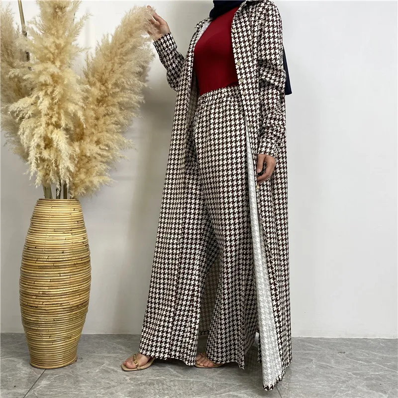 Conjunto de cardigan longo de cetim estampado com botões e calças com bolsos, perfeito para um visual elegante e confortável em diversas ocasiões. — foto 3