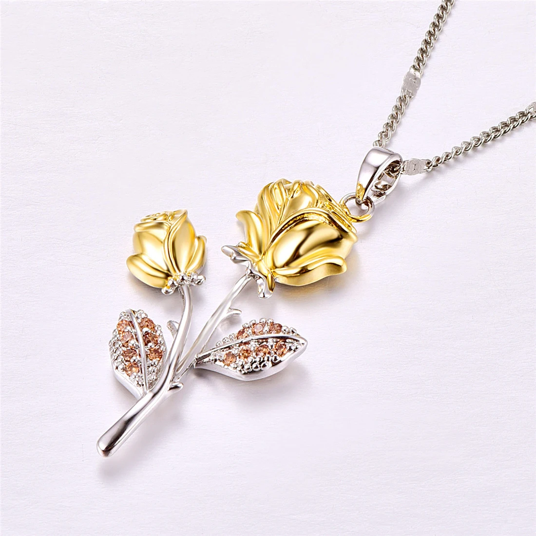 Colar com pingente de flor rosa dourada, um acessório elegante e feminino. Perfeito para presentear ou usar diariamente, realçando seu estilo. — foto 2