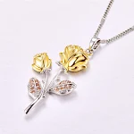 Colar com pingente de flor rosa dourada, um acessório elegante e feminino. Perfeito para presentear ou usar diariamente, realçando seu estilo. — foto 2