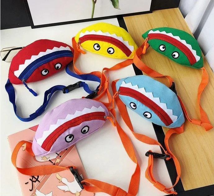 Bolsa transversal infantil de lona bordada com desenhos animados, ideal para crianças. Confortável e divertida, perfeita para levar o essencial em passeios. — foto 9