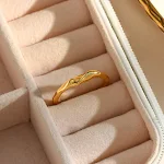 Anel de bambu em aço inoxidável de luxo leve e elegante Joias simples e modernas Estilo europeu e americano Ideal para um toque sofisticado — foto 7