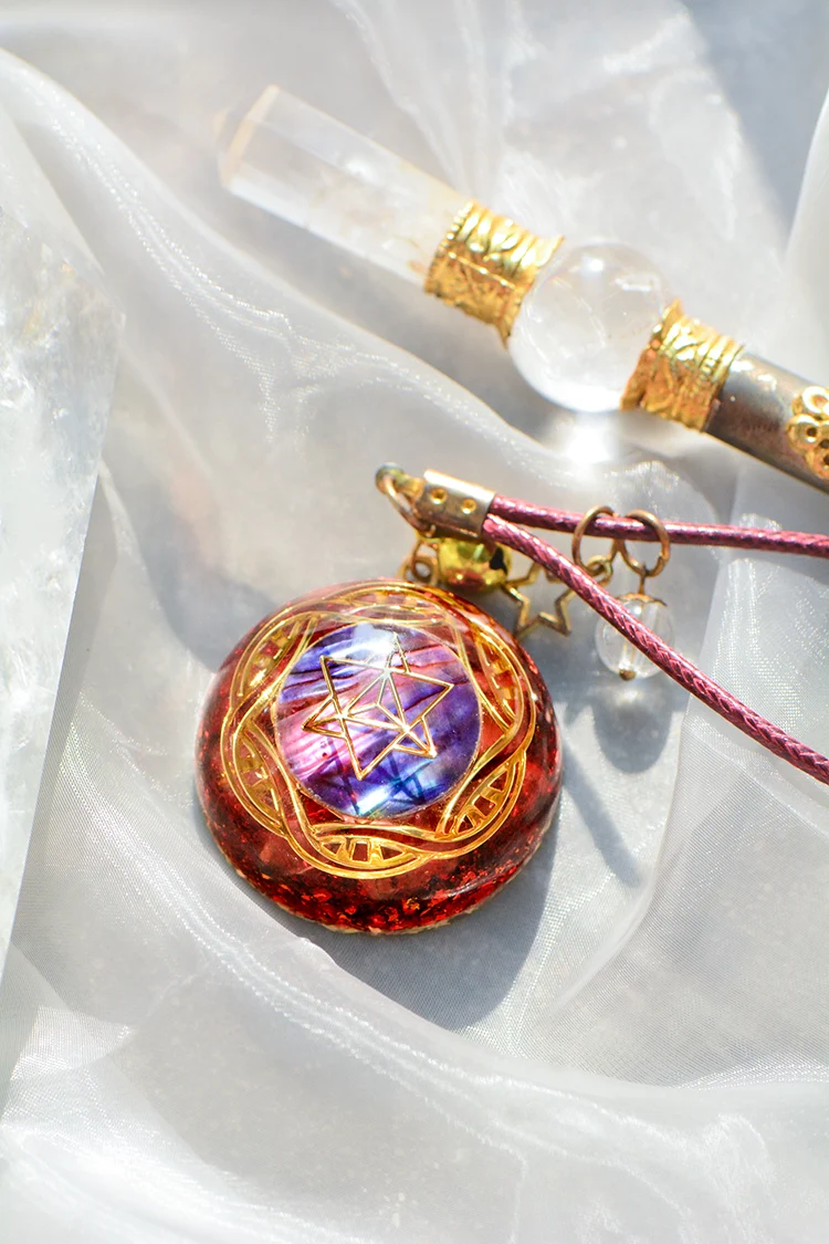 Colar com pingente de cristal vermelho de geometria sagrada, para equilíbrio, proteção e elevação da energia, ideal para meditação. — foto 1