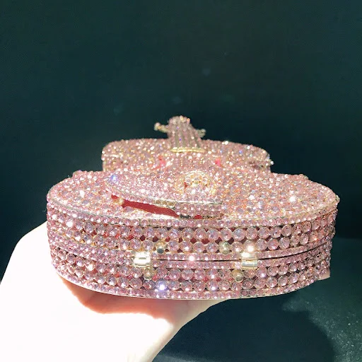 Title 7, Bolsa de noite com design de violino e diamante...