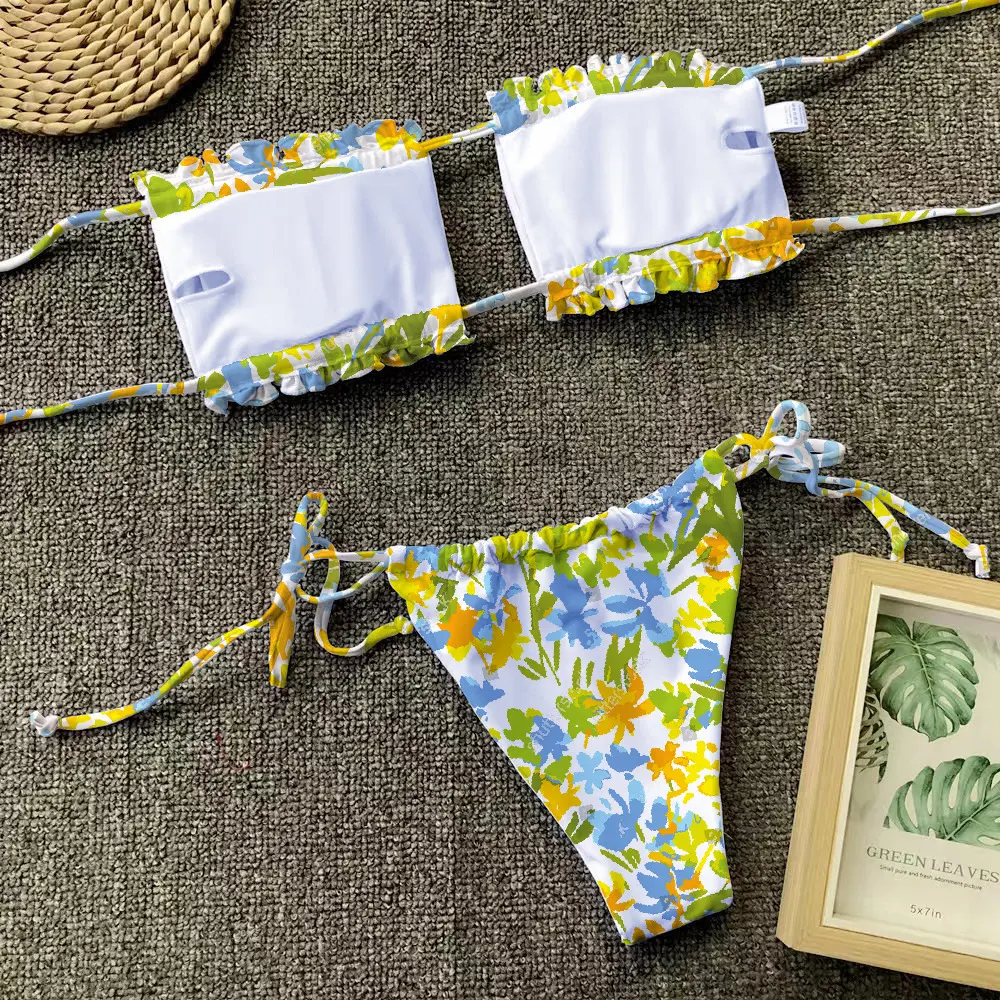 Title 26, Bloemen geplooide bikini met cut-outs. Stijlvol...